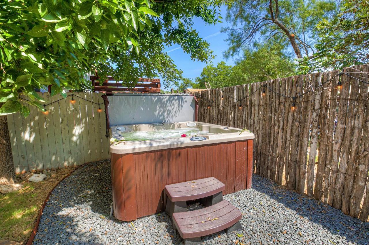 Luxury Combo Walk To Main With Hot Tub-Firepit Villa Fredericksburg Exterior foto